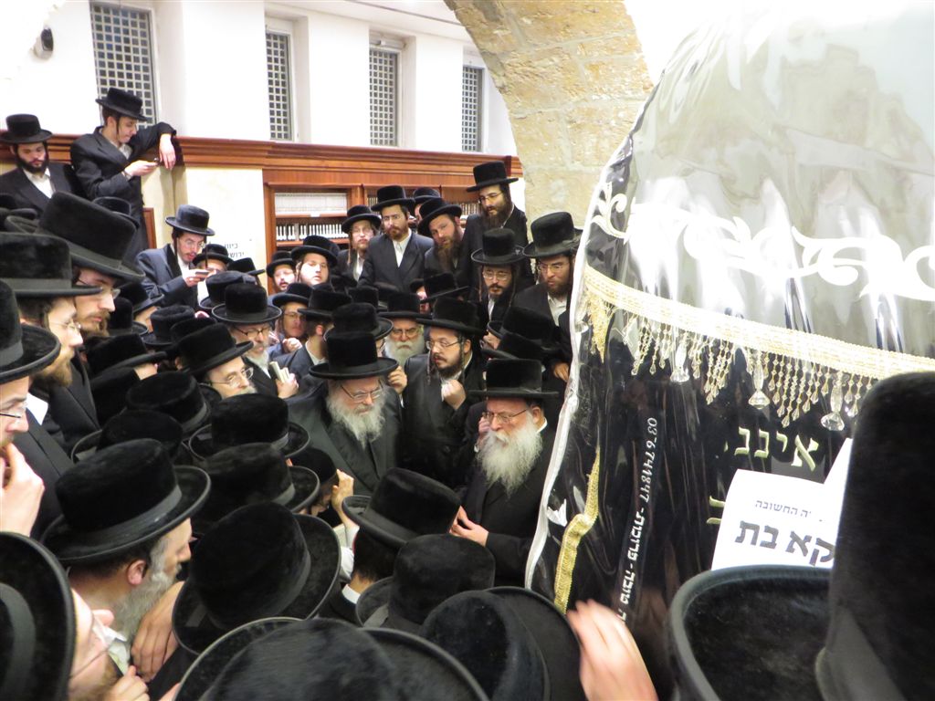 לרגל השמחה: האדמו"ר מבעלזא במערת המכפלה ובקבר רחל • גלריה