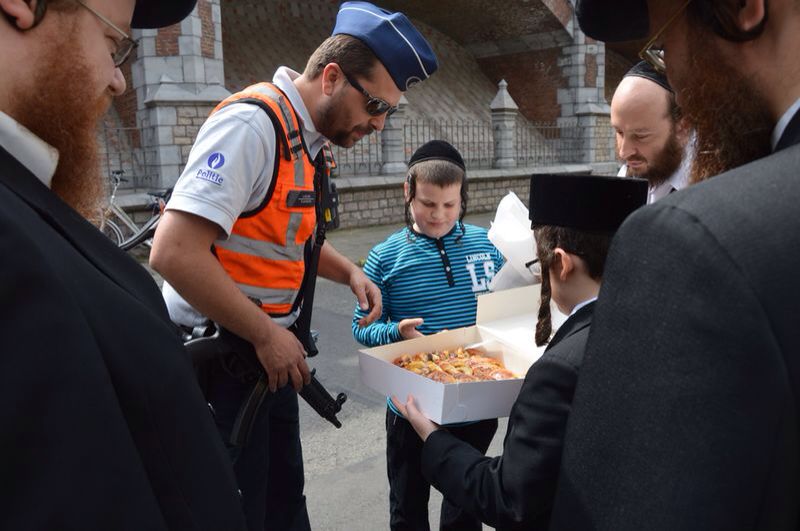 קידוש ה': ילדי אנטוורפן הפתיעו את השוטרים במיני מתיקה