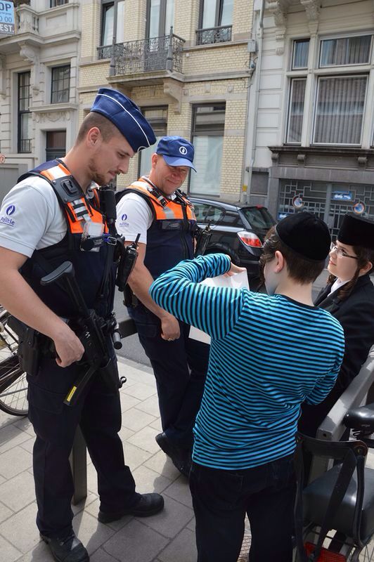 קידוש ה': ילדי אנטוורפן הפתיעו את השוטרים במיני מתיקה