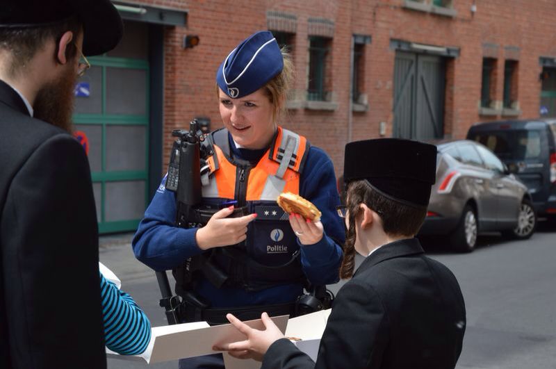 קידוש ה': ילדי אנטוורפן הפתיעו את השוטרים במיני מתיקה
