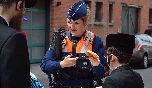 קידוש ה': ילדי אנטוורפן הפתיעו את השוטרים במיני מתיקה