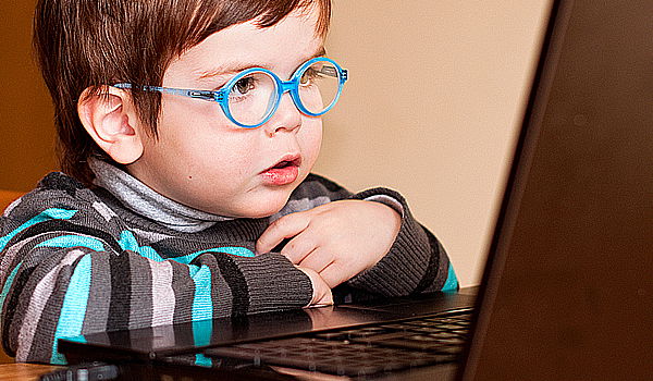 מי מדביק את ילדינו למסכי המחשב?