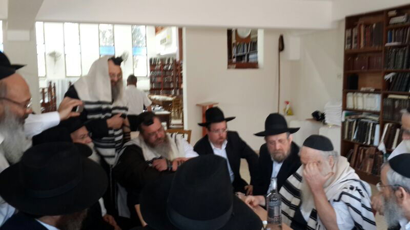 צפו: הרב של כפר חב"ד חגג יום הולדת 71