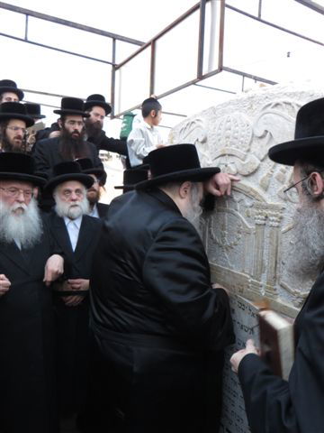 לקראת החתונה: הרבי מבעלזא בתפילה בכותל ובציון דודו