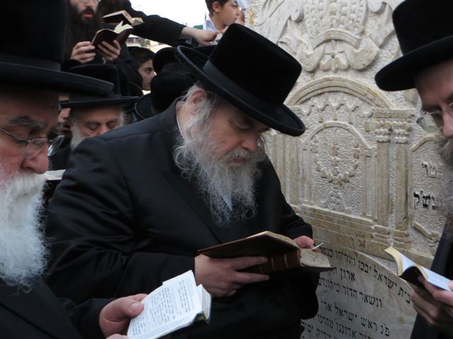 לקראת החתונה: הרבי מבעלזא בתפילה בכותל ובציון דודו