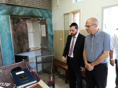 ברוורמן ובוסו ליד ארון הקודש