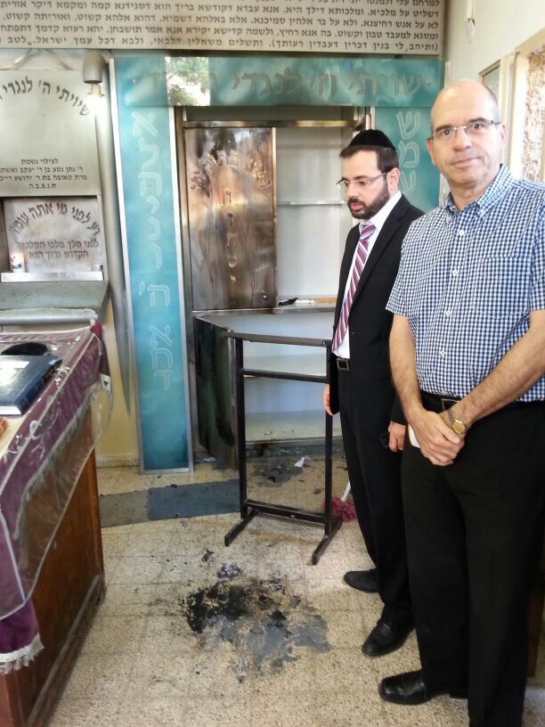 הצתת בית-הכנסת בפ"ת: "לא נשקוט עד שימצאו הפורעים"