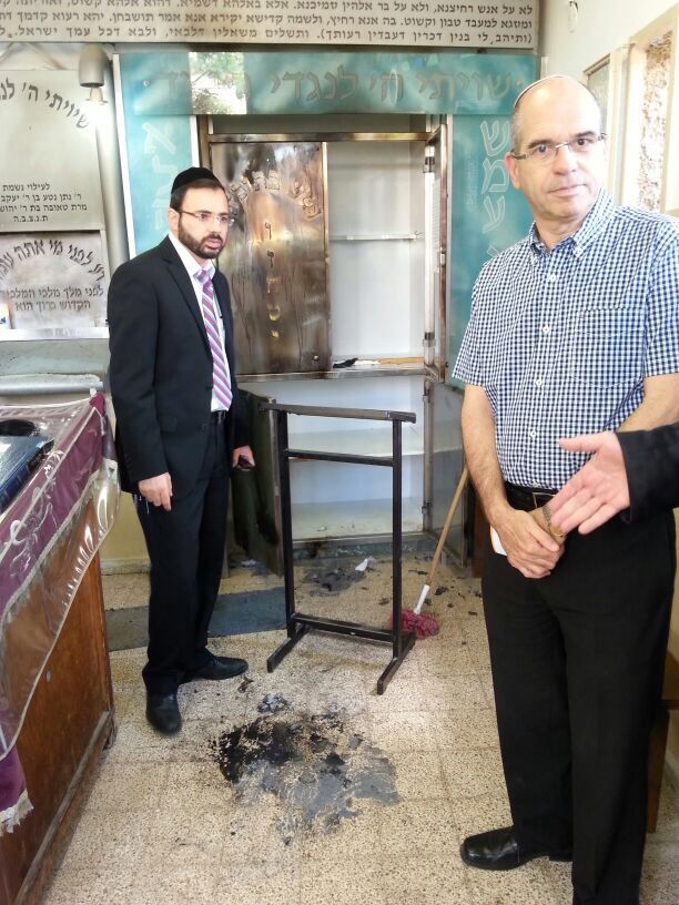 הצתת בית-הכנסת בפ"ת: "לא נשקוט עד שימצאו הפורעים"