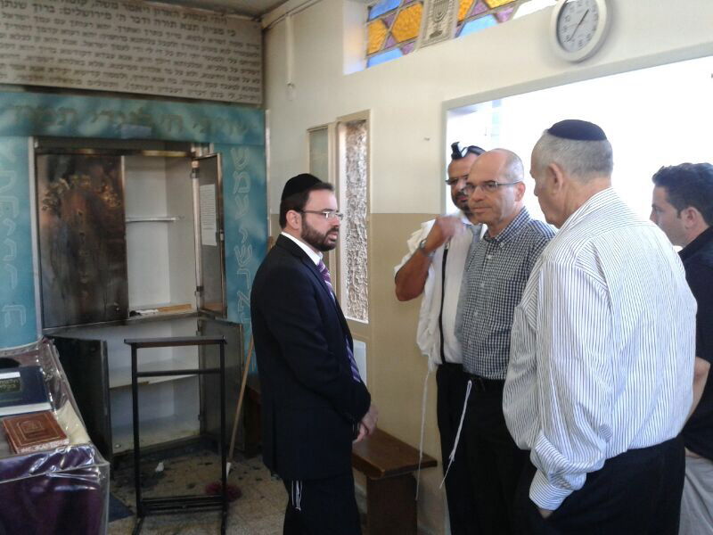 הצתת בית-הכנסת בפ"ת: "לא נשקוט עד שימצאו הפורעים"