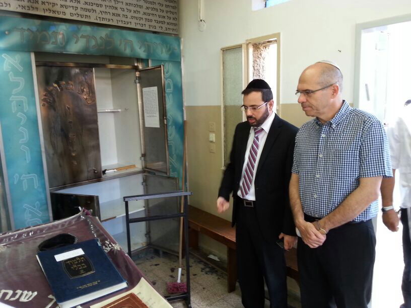 הצתת בית-הכנסת בפ"ת: "לא נשקוט עד שימצאו הפורעים"