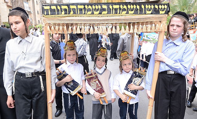 מרגש: ילדי ת"ת "ייטב לב" של סאטמר הכניסו ספר תורה