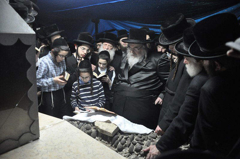 לקראת השמחה: האדמו"ר מבעלזא התפלל בקברי צדיקים בצפון • גלריה