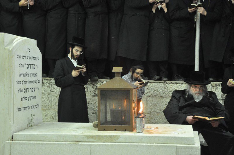 לקראת השמחה: האדמו"ר מבעלזא התפלל בקברי צדיקים בצפון • גלריה