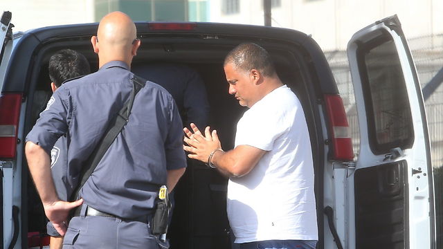 מאיגרא רמא: אלון חסן מובל באזיקים