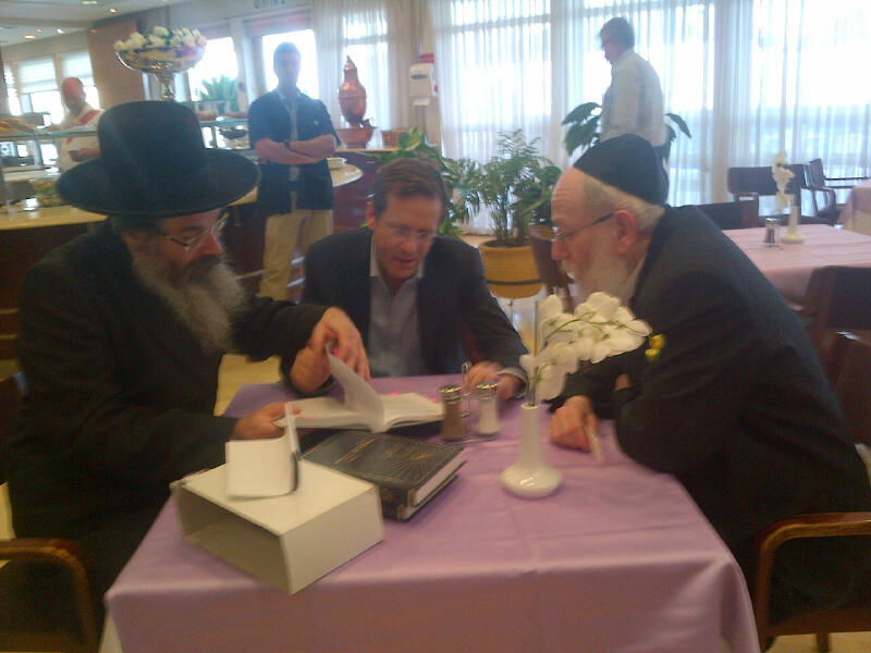 נחשף: הקשר המפתיע של בוז'י הרצוג וחצר הקודש גור