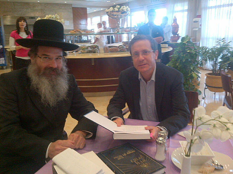 בוז'י הרצוג וסופר "המודיע" בנציון קלוגמן