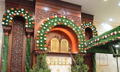 מרהיב ביופיו: בתי כנסת מקושטים לכבוד חג השבועות • גלריה