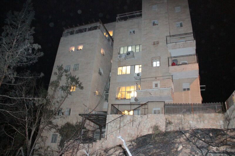 בצהרי החג: בית כנסת בהר נוף עלה באש; חשד להצתה