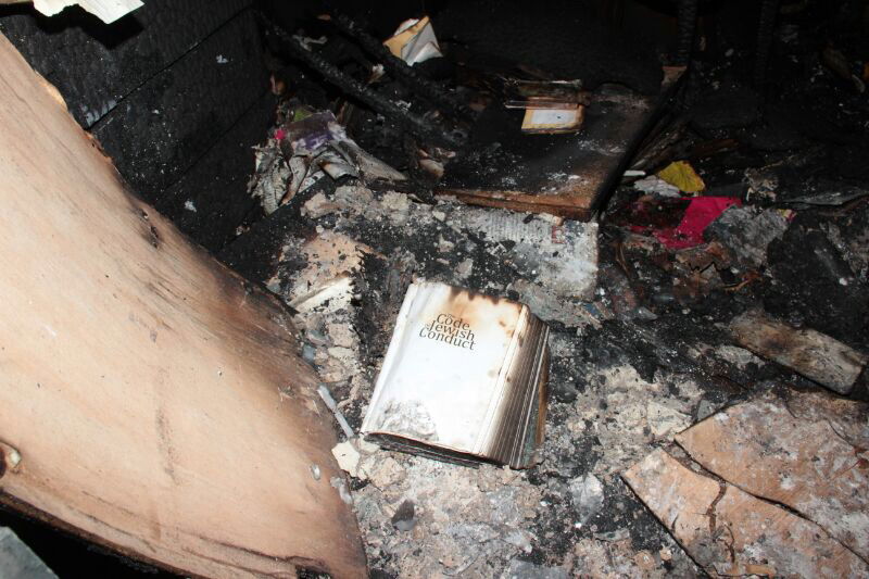 בצהרי החג: בית כנסת בהר נוף עלה באש; חשד להצתה