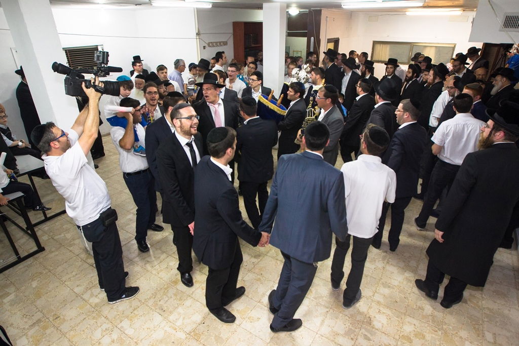 הכנסת ספר תורה לקהילת "בית אבא" בפתח תקווה • גלריה