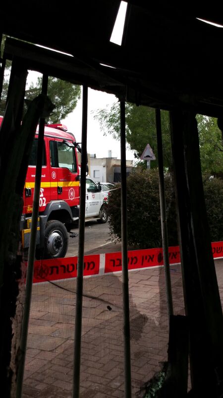 שריפה בבית-הכנסת בעמנואל: המבנה קרס, הספרים נשרפו