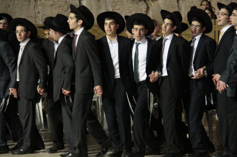עמלי התורה בשמחת קבלת התורה בכותל המערבי • צפו