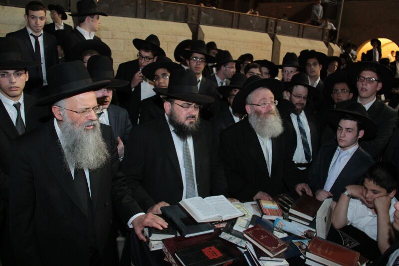 עמלי התורה בשמחת קבלת התורה בכותל המערבי • צפו