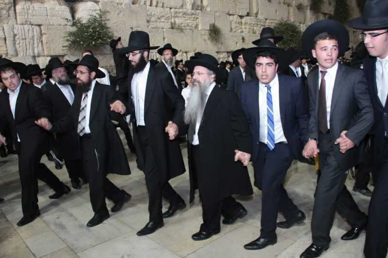 עמלי התורה בשמחת קבלת התורה בכותל המערבי • צפו