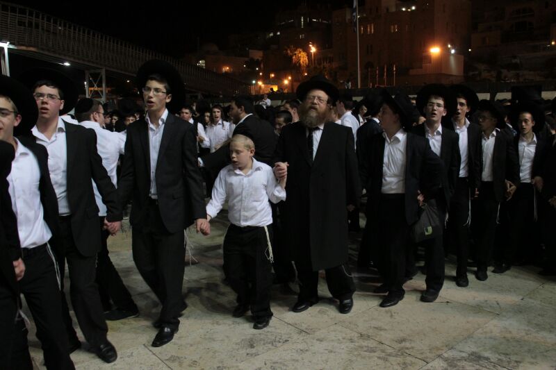 עמלי התורה בשמחת קבלת התורה בכותל המערבי • צפו