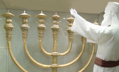 שחזור: הדלקת נרות בבית המקדש