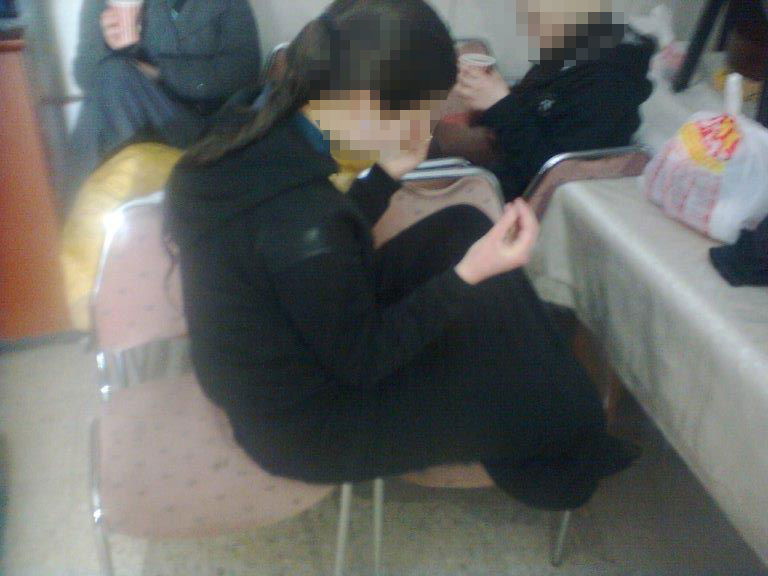 הצצה נדירה לסמינר רמתי: תלמידות ישנות על הרצפה