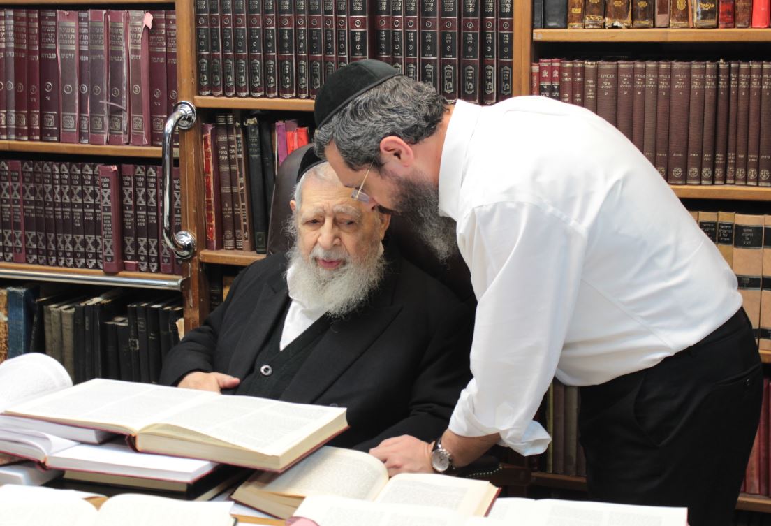 מרן פוסק הדור הגר"ע יוסף זצ"ל ובנו הרב משה