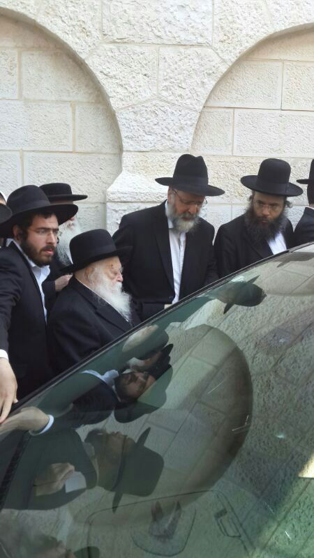 לאחר עשרות שנים: הגר"ח קנייבסקי התפלל בקבר רחל • תיעוד בלעדי