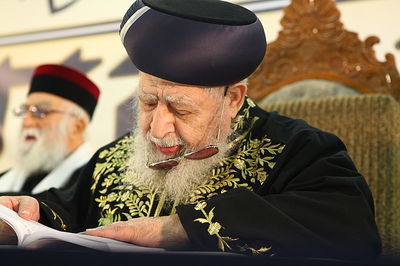 מרן הגר"ע יוסף, והכיסא המוצע למכירה