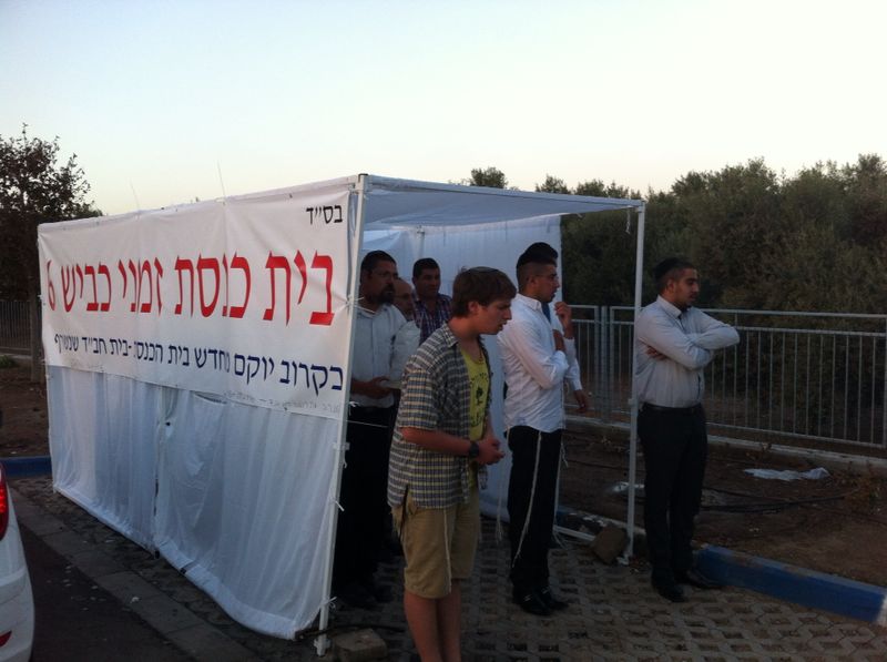 לאחר ההצתה: הוצב מבנה ארעי לתפילה בכביש 6