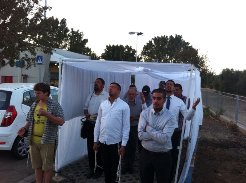 לאחר ההצתה: הוצב מבנה ארעי לתפילה בכביש 6