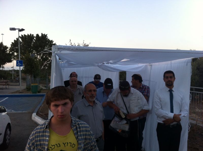 לאחר ההצתה: הוצב מבנה ארעי לתפילה בכביש 6