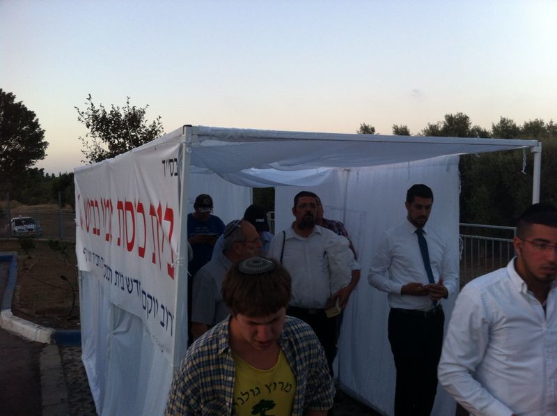 לאחר ההצתה: הוצב מבנה ארעי לתפילה בכביש 6