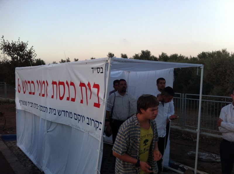 לאחר ההצתה: הוצב מבנה ארעי לתפילה בכביש 6