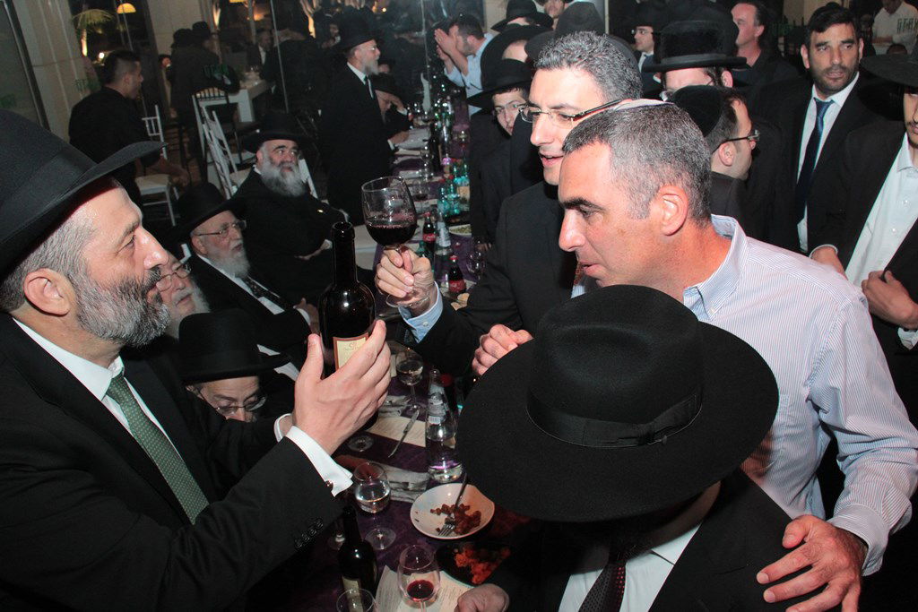 תיעוד ענק: מפגן הכוח של יו"ר ש"ס בחתונת בתו