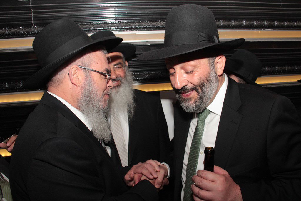 תיעוד ענק: מפגן הכוח של יו"ר ש"ס בחתונת בתו