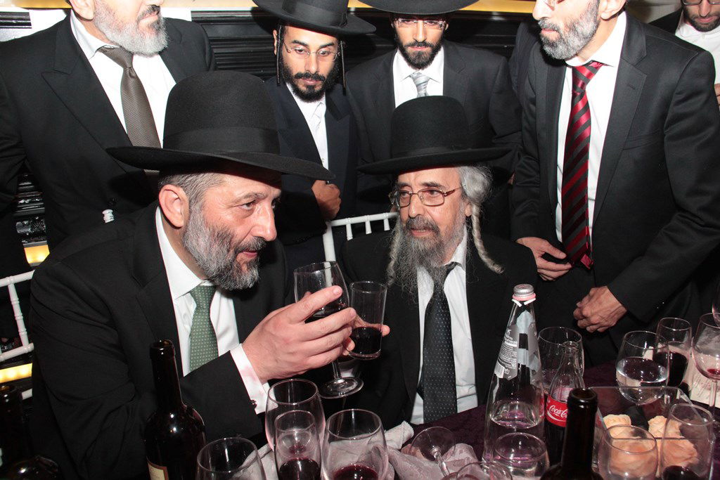 תיעוד ענק: מפגן הכוח של יו"ר ש"ס בחתונת בתו