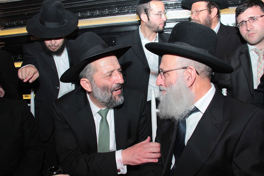 תיעוד ענק: מפגן הכוח של יו"ר ש"ס בחתונת בתו