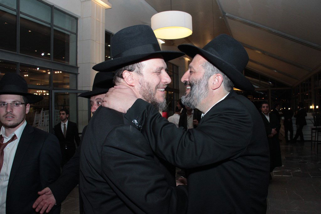 תיעוד ענק: מפגן הכוח של יו"ר ש"ס בחתונת בתו