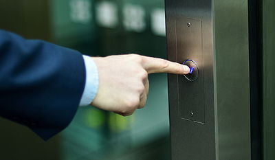 אדם נפצע לאחר שהמעלית עברה 31 קומות ופגעה בגג