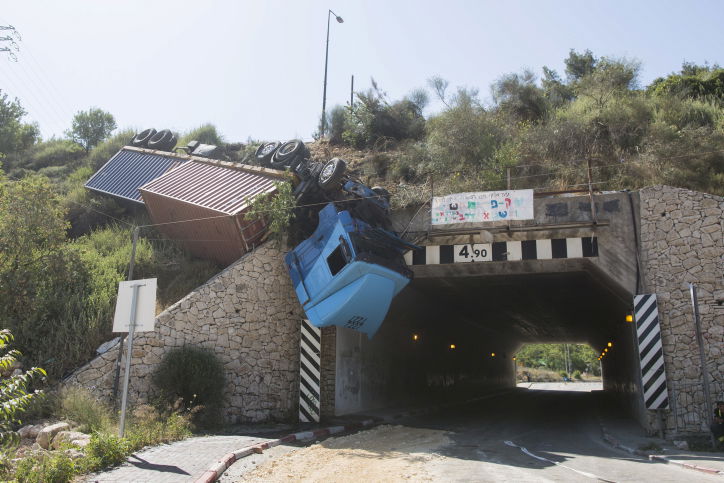 סיבוב מוצא: נהג המשאית התהפך ונשאר תלוי באוויר • תמונות
