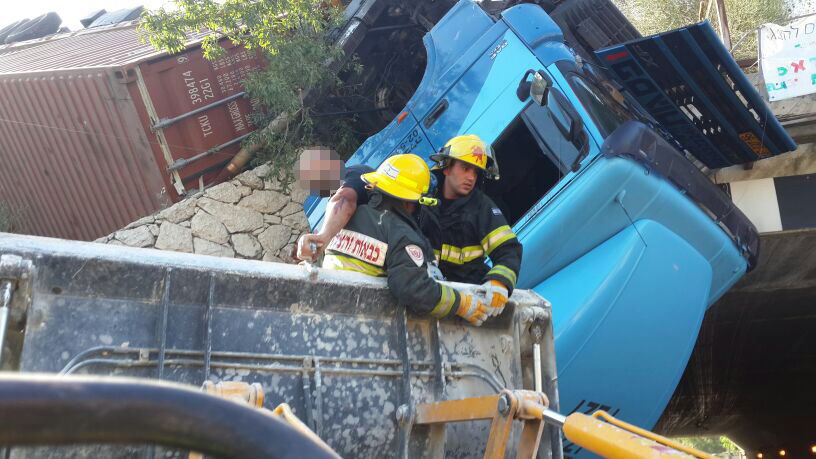 סיבוב מוצא: נהג המשאית התהפך ונשאר תלוי באוויר • תמונות