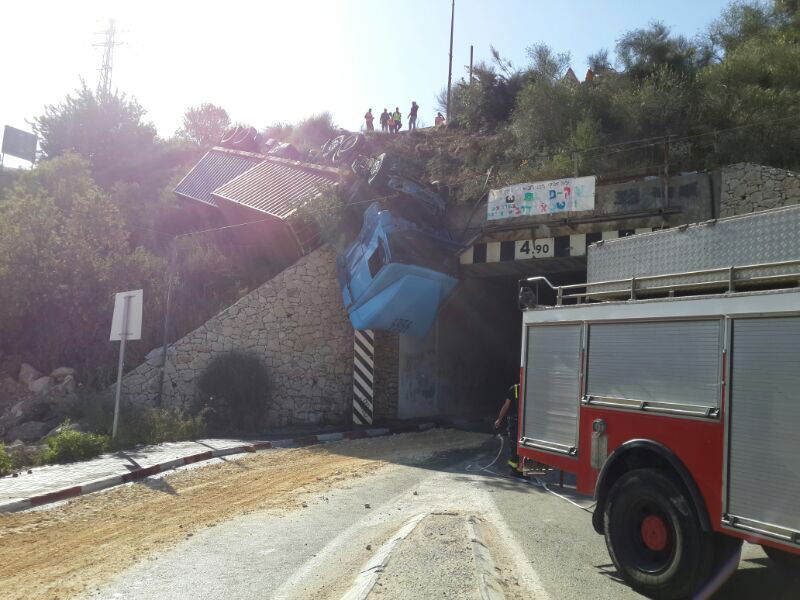 סיבוב מוצא: נהג המשאית התהפך ונשאר תלוי באוויר • תמונות