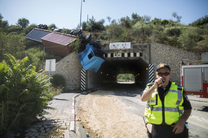 סיבוב מוצא: נהג המשאית התהפך ונשאר תלוי באוויר • תמונות
