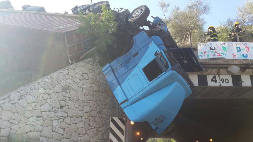 סיבוב מוצא: נהג המשאית התהפך ונשאר תלוי באוויר • תמונות